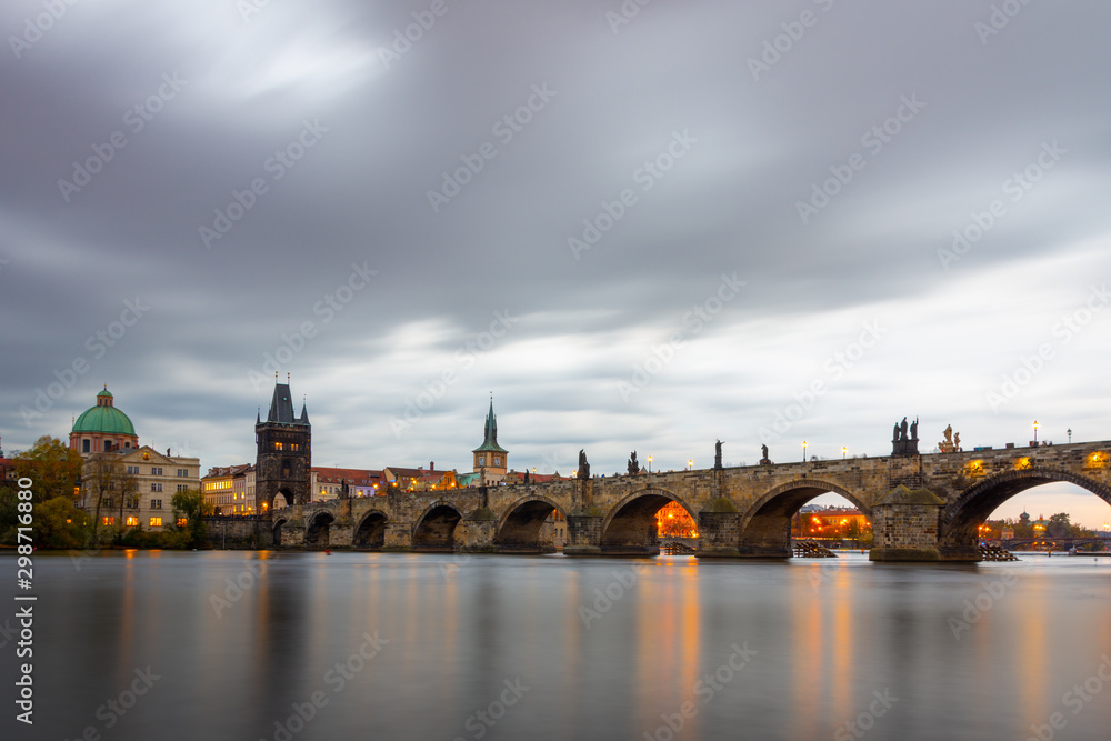 Obraz premium Charles Bridge on beautiful evening in Prague