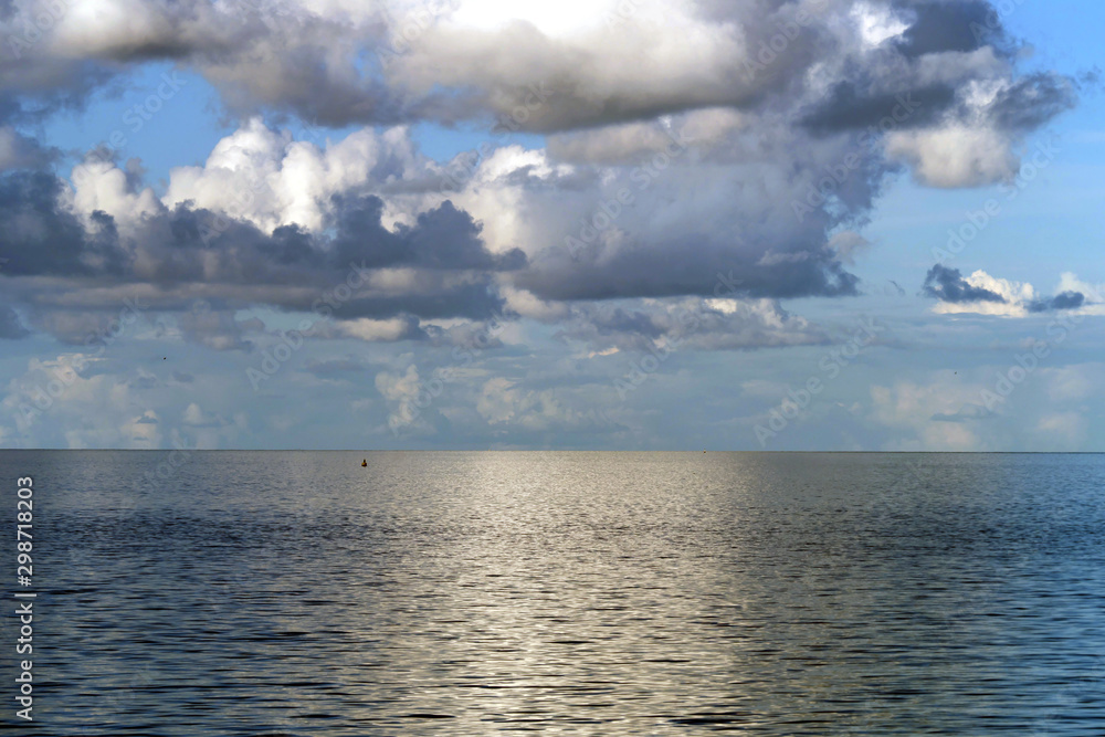 Die Nordsee bei Hooksiel im Nationalpark Wattenmeer bei Flut und blauer Himmel und weiße Wolken - Stockfoto