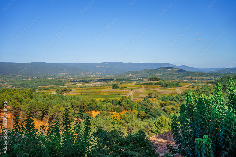 Vue panoramique sur la vallée de Luberon, provence, France, Roussillon. La terre d'ocre, les arbres, les vignes en automne.
