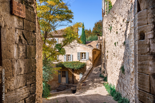 Petite ruelle pavé (calade) de village de Gordes, en Provence, france. photo