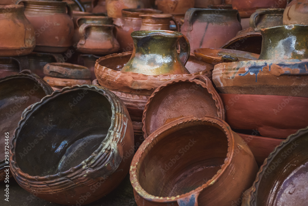 Artesanías elaboradas con barro. Venta de vasijas. Concepto de trabajo artesanal de alfarero Artesanías elaboradas con barro. Venta de vasijas. Concepto de trabajo artesanal de alfarero