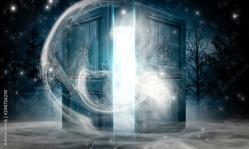 Obraz premium Otwórz drzwi. Abstrakcyjne światło. Nocny widok, magiczna fantazja, dym, smog, neon. Ciemny las. Ciemne tło. Stare drewniane drzwi.