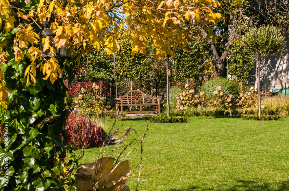 Fototapeta premium Jesienny ogród wygląda pięknie