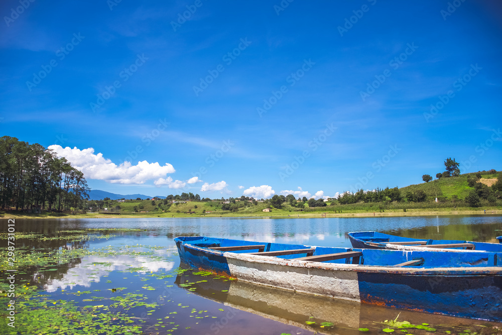 Laguna Lemoa, Quiché. Paisaje por la mañana Laguna Lemoa, Quiché. Paisaje por la mañana