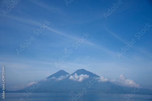 Vista a los volcanes Atitlán y Tolimán junto al Lago Atitlán en Guatemala. Concepto de vacaciones, aire libre y libertad