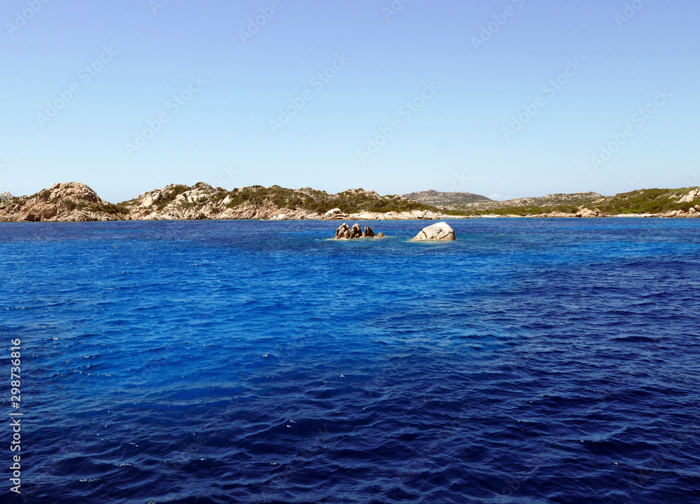 Naklejka premium suggestivo panorama dell'isola de La Maddalena in Itlaia, tra mare turchese e scogli rocciosi