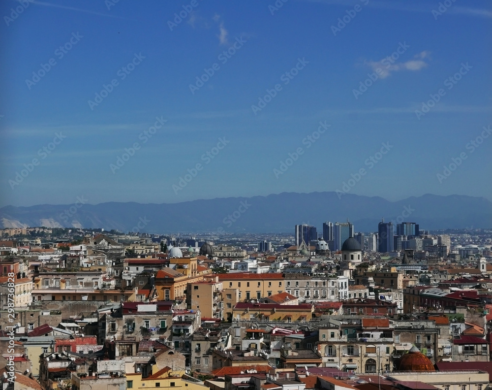 vista aerea della bella città di napoli con i tetti affollati