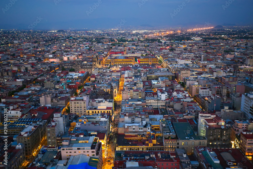 Obraz premium Panoramic view of Mexico City from the observation deck at the top of Latin American Tower (Torre Latinoamericana)