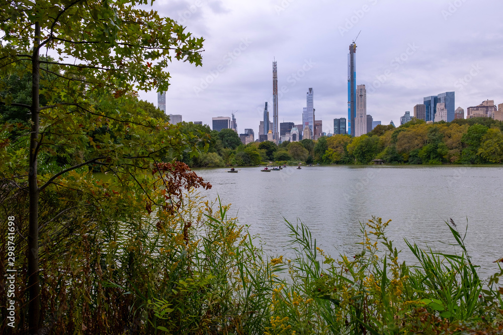 Obraz premium Early autumn color in Central Park South