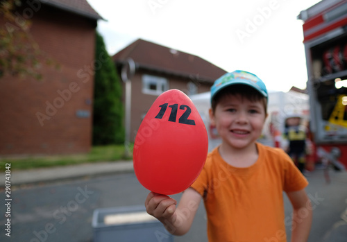 Junge mit Luftballon mit Aufschrift 112 photo