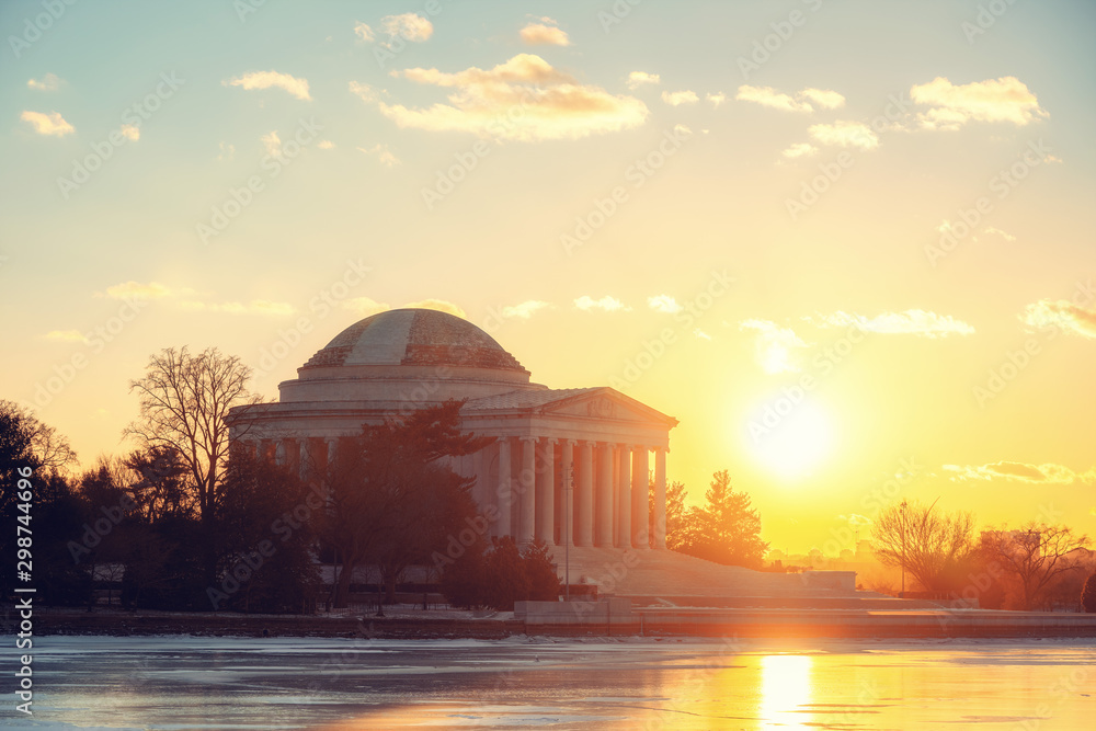 Obraz premium Winter in Washington DC: Jefferson Memoriall at sunset