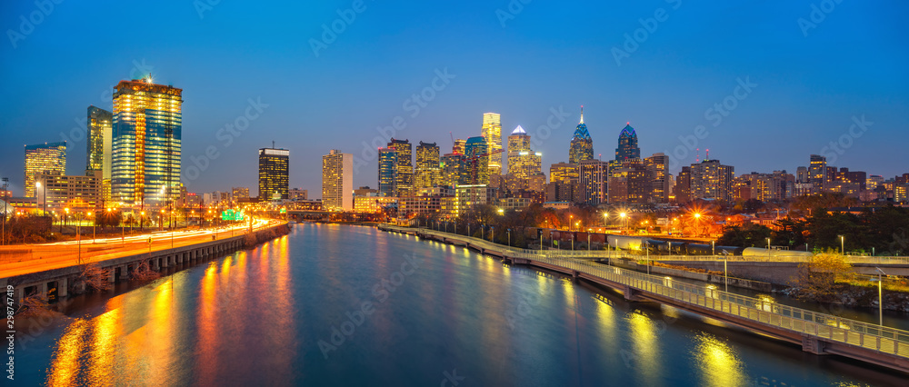 Φωτογραφία Panoramic picture of Philadelphia skyline and Schuylkill river at night, PA, USA