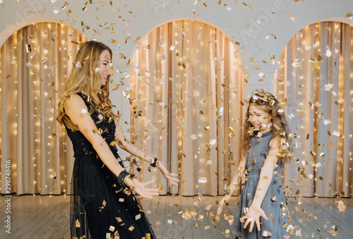 mother daughter emotions new year metaphane garlands photo