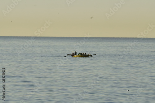 Fotografie jabega  de remos entrenando en el mar mediterraneo