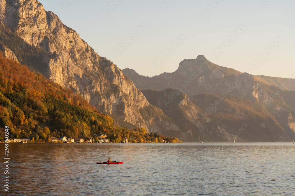 Φωτογραφία Kajak am Traunsee in Gmunden Oberösterreich bei Sonnenuntergang