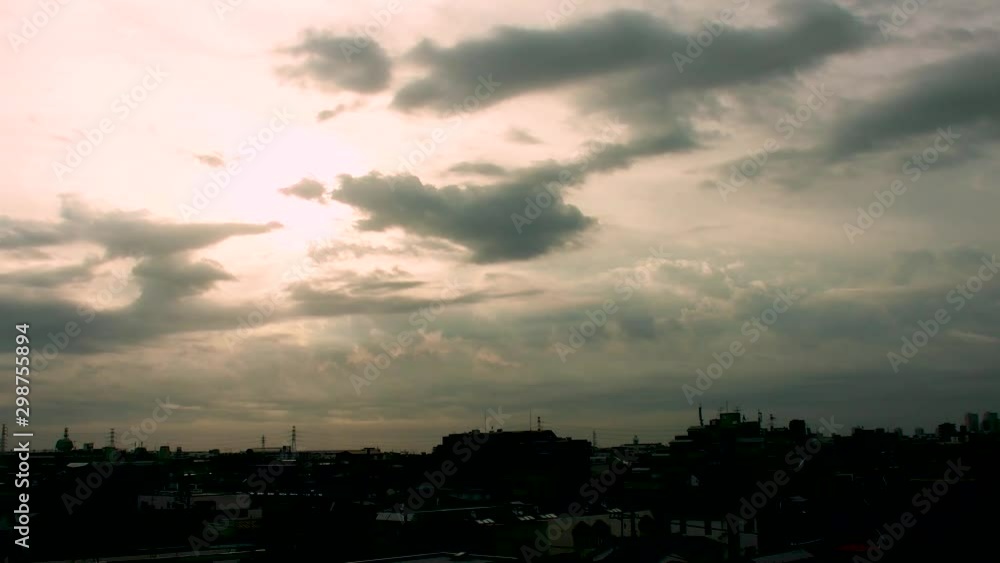 雲の隙間から見え隠れする太陽の日差し 雲の隙間から見え隠れする太陽の日差し