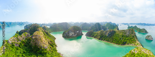 Foto Aerial view of Ha Long Bay Cat Ba island, unique limestone rock islands and karst formation peaks in the sea, famous tourism destination in Vietnam