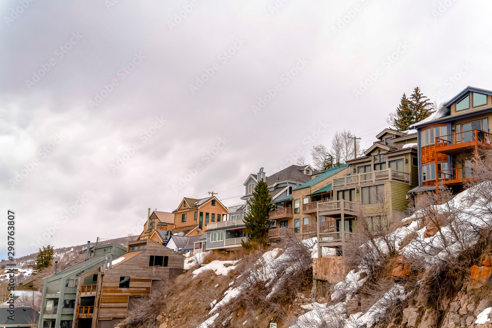 Obraz premium Homes and cabins on the side of a hill in late winter