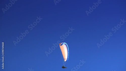 Kitesurf passing across at the beach