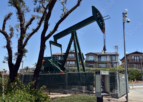 Cuadro en lienzo Oil Pump Jack in a Residential Neighborhood