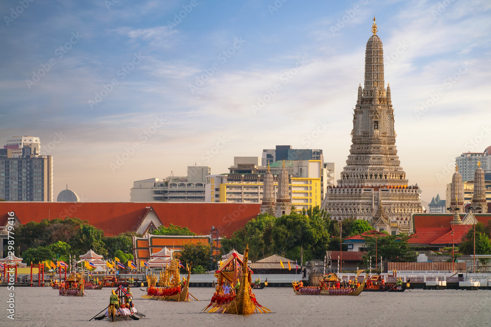 Obraz premium Tradycyjna tajska łódź królewska na rzece w Bangkoku na tle świątyni Wat Arun