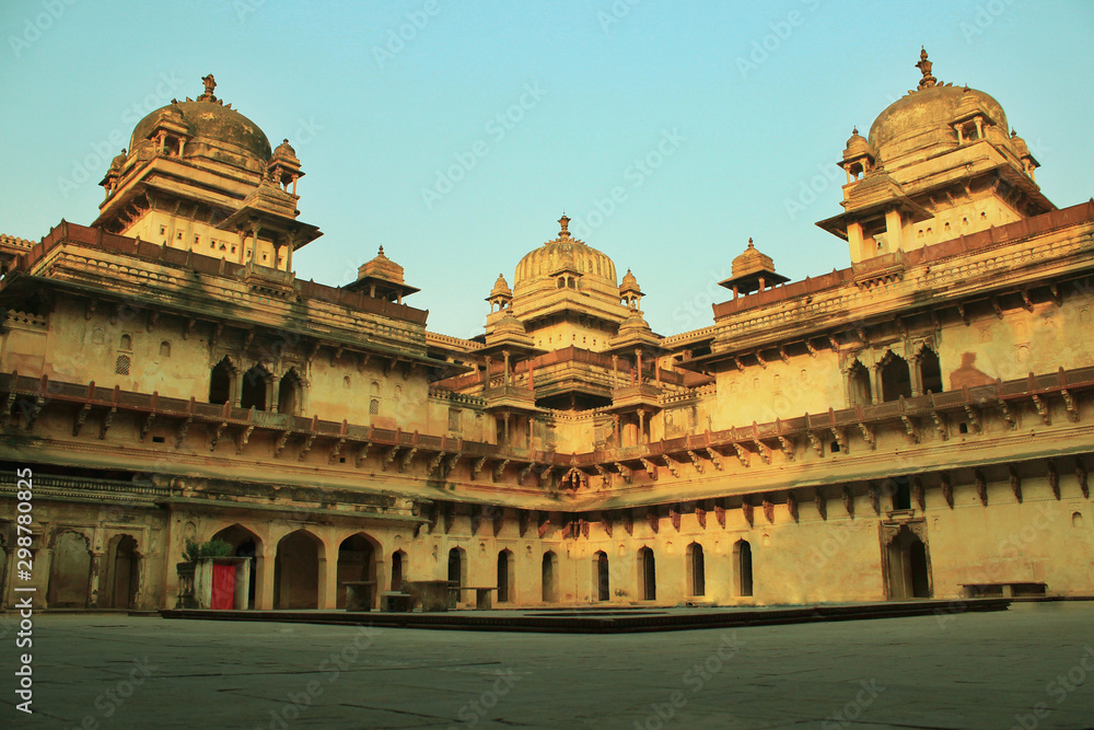 Indian Fort - Jahangir Mahal is a palace that was built by Raja Bir Singh Deo in 17th century. It is five-storied & house as many as eight pavilions. it's situated at Orchha in Madhya Pradesh, India.