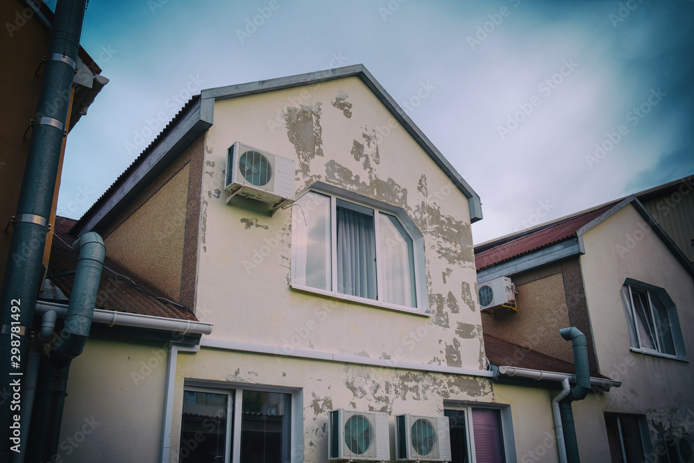 The building is air conditioned and has windows. Spoiled old paint on the walls. The building is air conditioned and has windows. Spoiled old paint on the walls.
