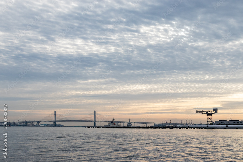 Obraz premium 朝の横浜港（撮影場所：横浜臨港パーク）