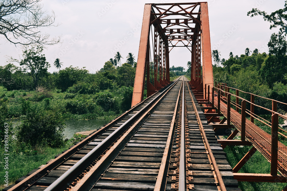 Puente con vías de tren