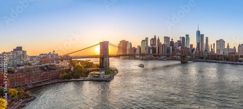 Valokuva New York City Brooklyn Bridge evening skyline sunset