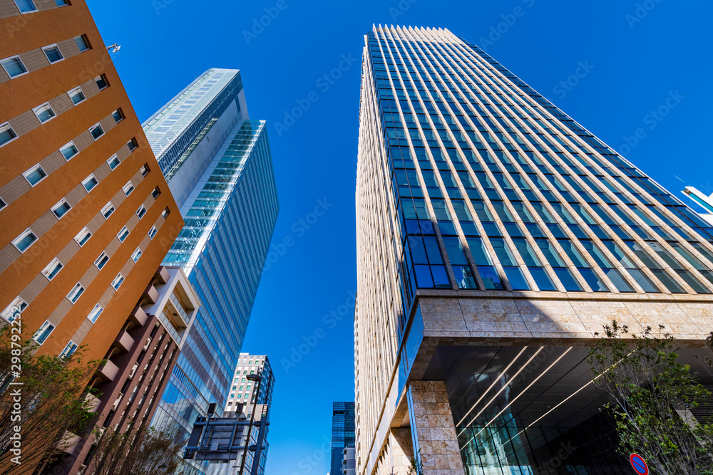 Naklejka premium 秋葉原駅前のオフィスビル街の風景