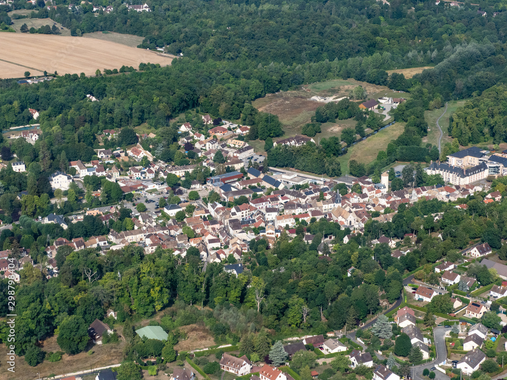 vue aérienne de la ville de Septeuil dans le département des Yvelines en France