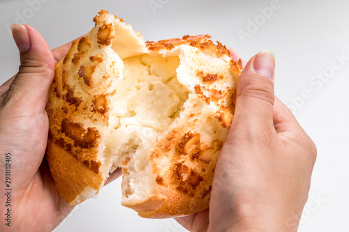 チーズパンを手で割っているシーン　cheese bread