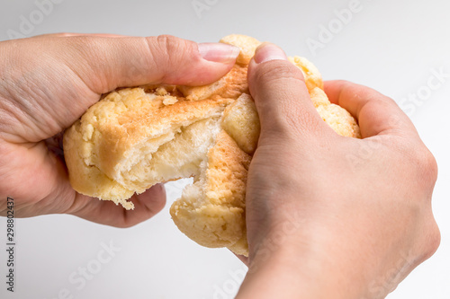 白背景メロンパンを半分に割っているふわふわ bread