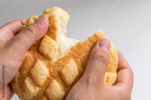 白背景メロンパンを半分に割っているふわふわ　bread photo