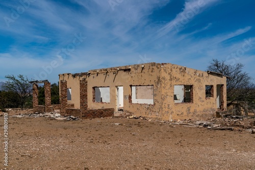 Abandoned building in the dry desert Karoo region of South Africa. © Rudi