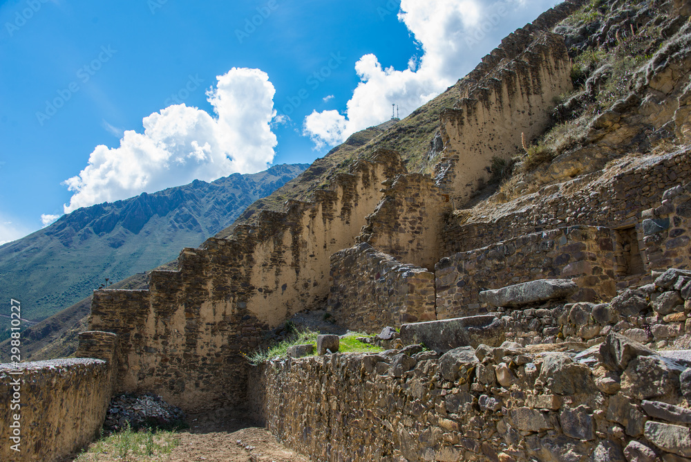 Fotografija The ruins of the giant buildings and terraces near the town of Ollantaytambo (Pe