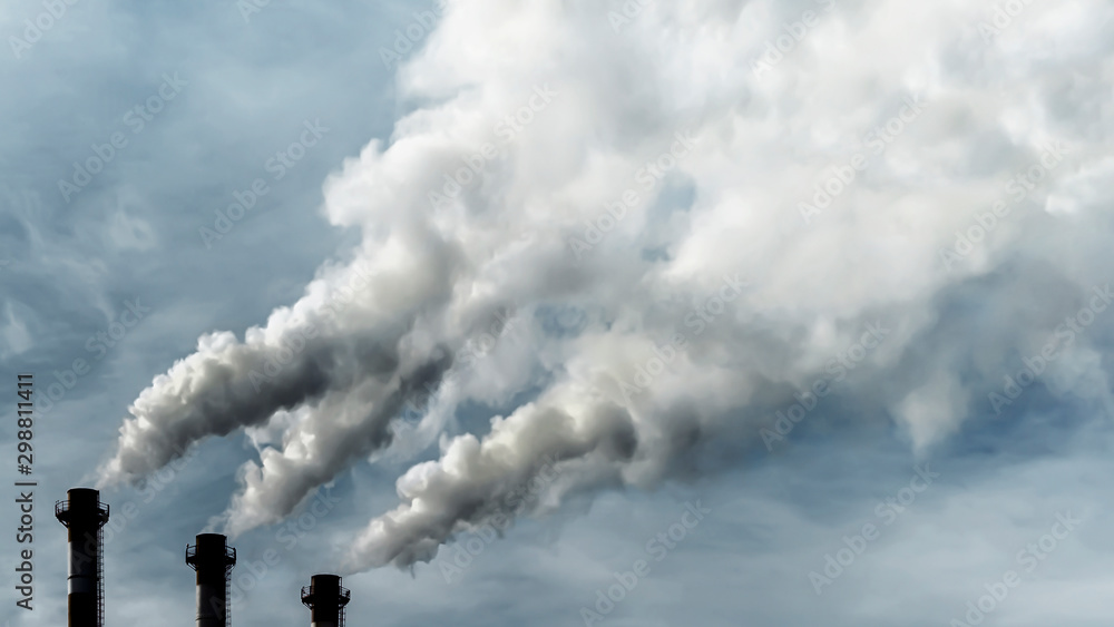 Plakat Emisje toksyczne toksycznych gazów do atmosfery, zanieczyszczenie powietrza w przemyśle. Ciemne kominy wydmuchujące ogromne kłęby dymu w niebo