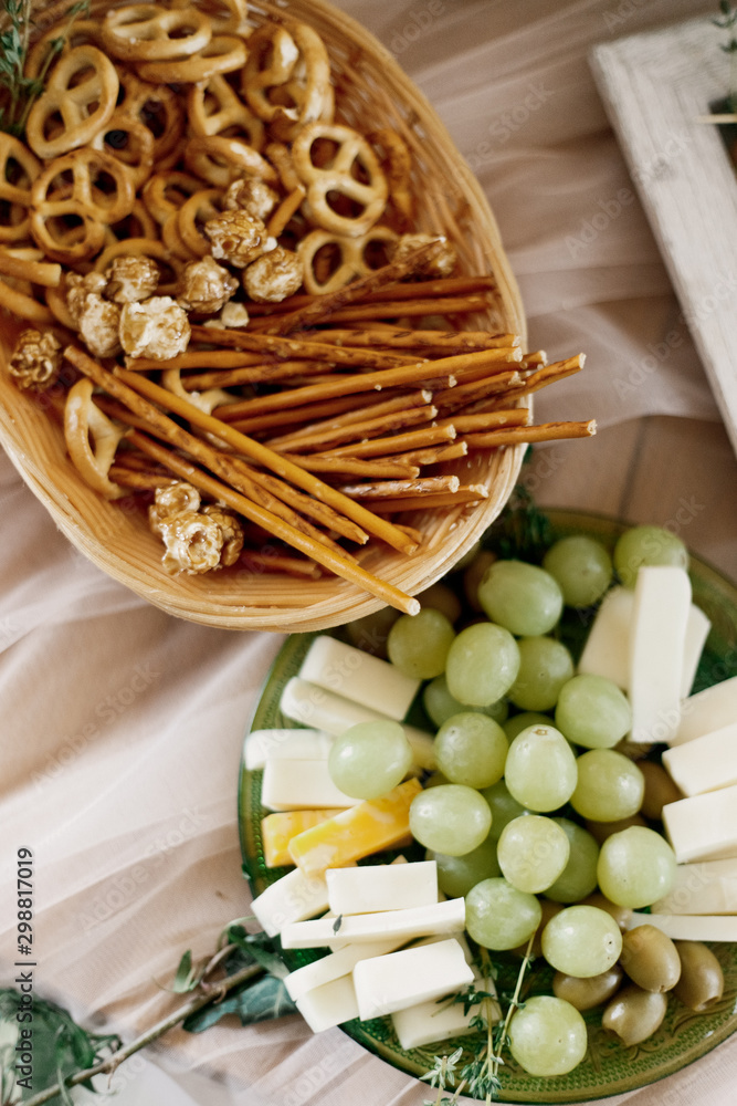 Fototapeta premium Snacks - grapes and cheese