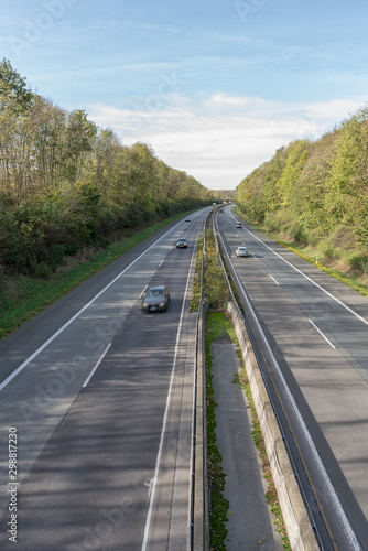 Fahrende Autos auf der Autobahn.