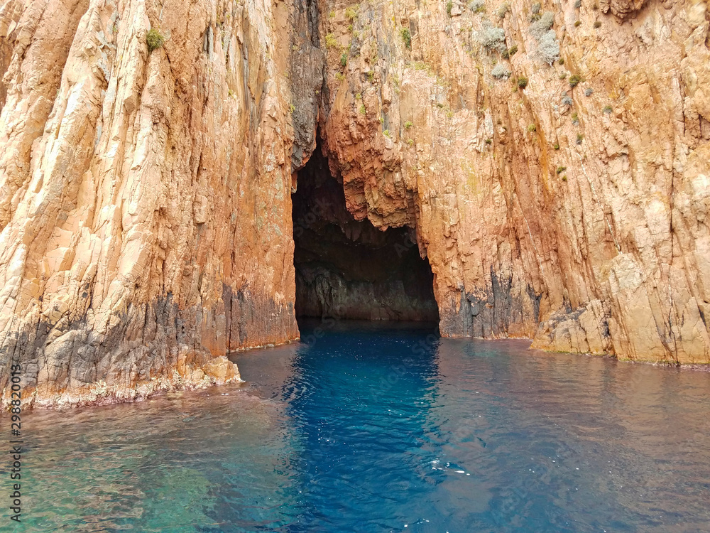Unheimlicher Blick in eine Höhle an der Küste von Korsika