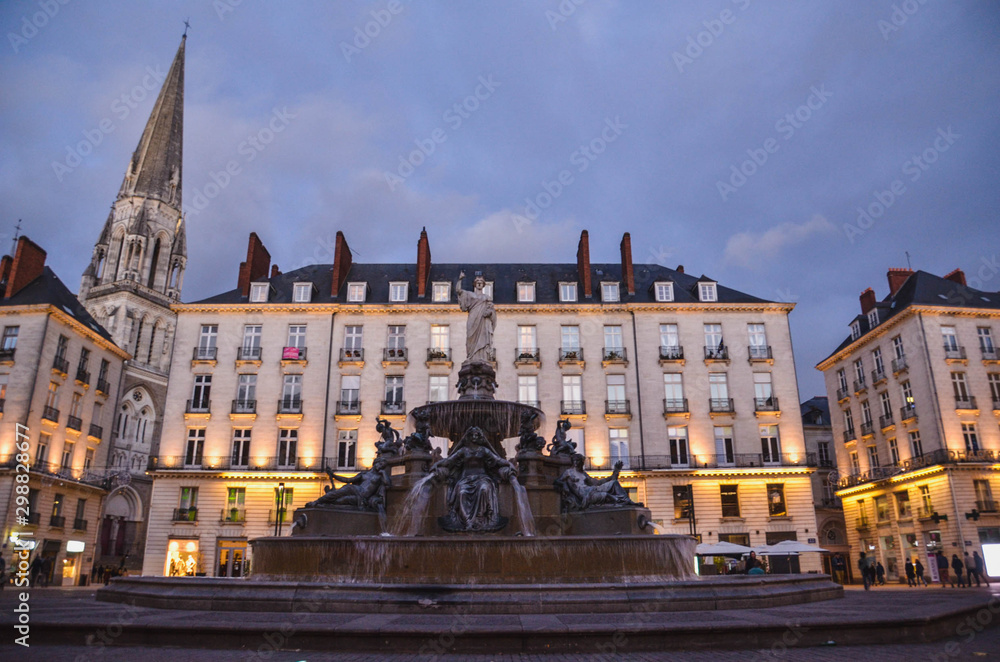 Fototapeta premium Nantes main square wih a founain on a sunset. Classic European architecture