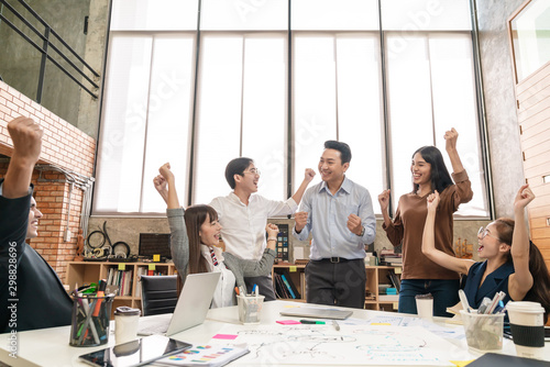 Φωτογραφία Happy asian creative team or staff employee feeling enjoy and looking together in meeting room at modern office