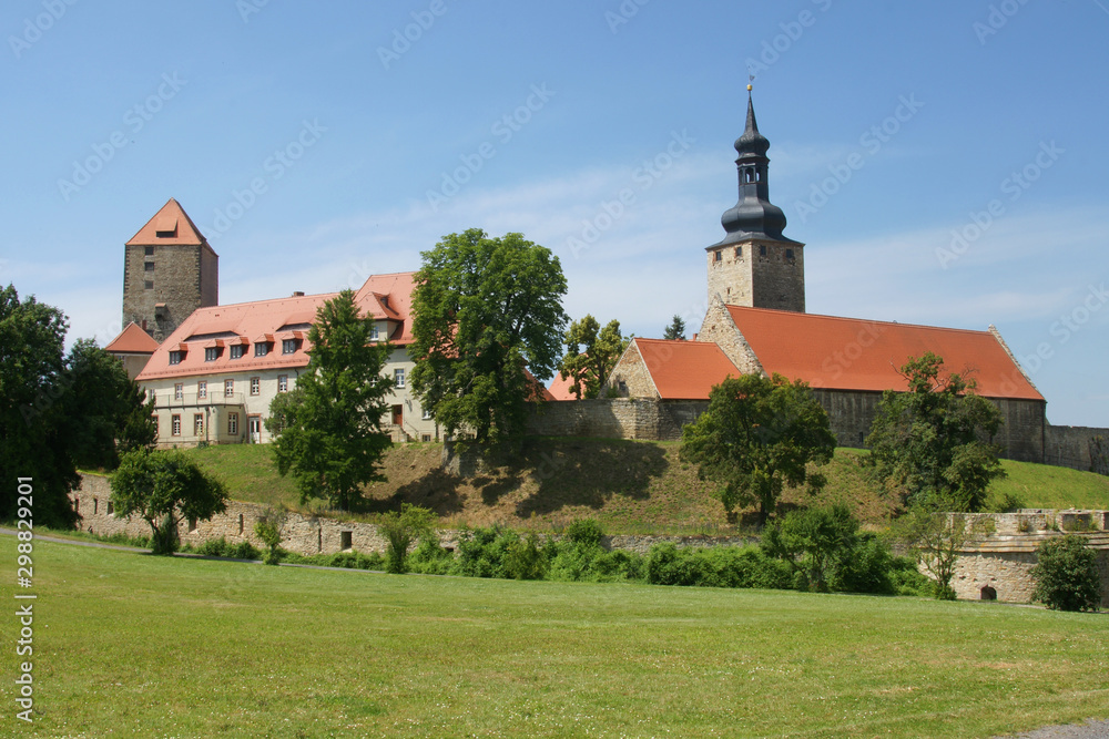 burg querfurt in sachsen-anhalt in der sonne liegend burg querfurt in sachsen-anhalt in der sonne liegend