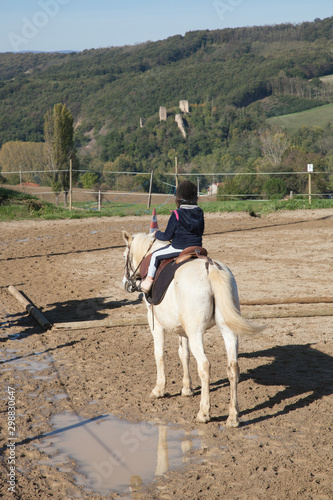 La petite cavalière sur un cheval blanc © Hervé Rouveure
