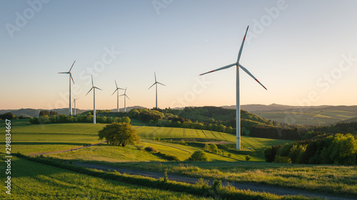 Fotografiet windkraftanlagen auf dem feld