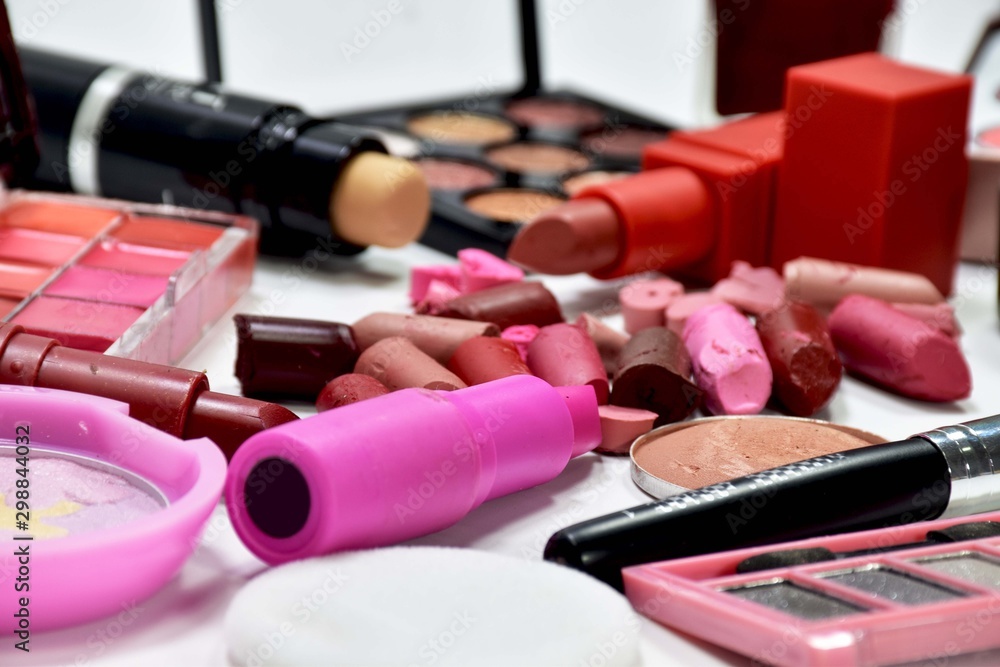 Cheap cosmetics large volume lipstick that is broken blush on eye brush makeup Eyeshadow Concealer Put on a white background Cheap cosmetics large volume lipstick that is broken blush on eye brush makeup Eyeshadow Concealer Put on a white background