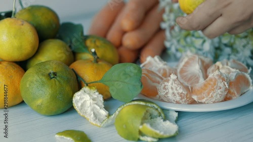 Tangerine peeling and slicing