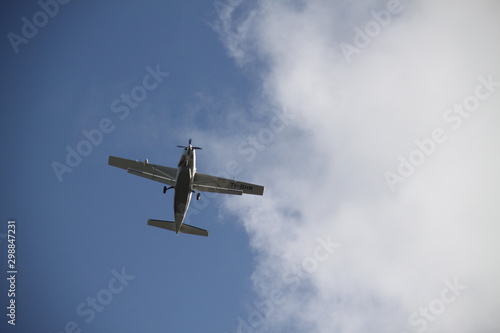 Petit avion vu du sol