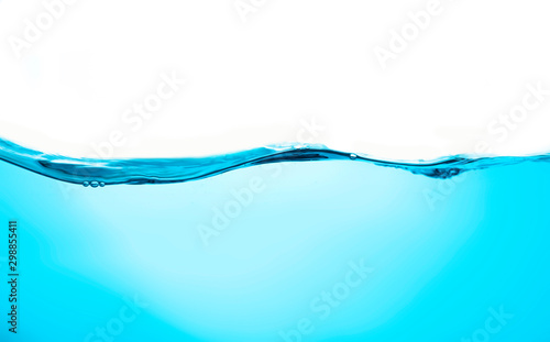 Błękitne wody pluśnięć fala powierzchnia z bąblami powietrze na białym tle.